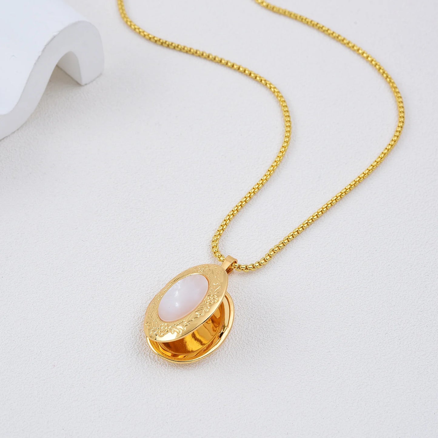 Romantic Locket Pendant Necklace